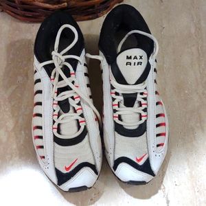 men's athletic shoe wearsize 8 color white blue and red stripes and color